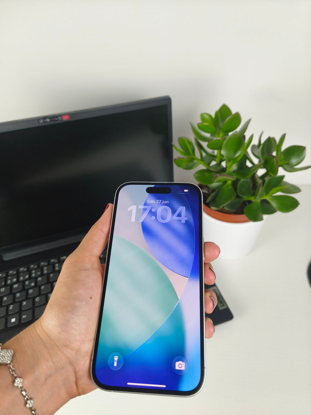 iPhone 16 128GB Blanco - Como Nuevo