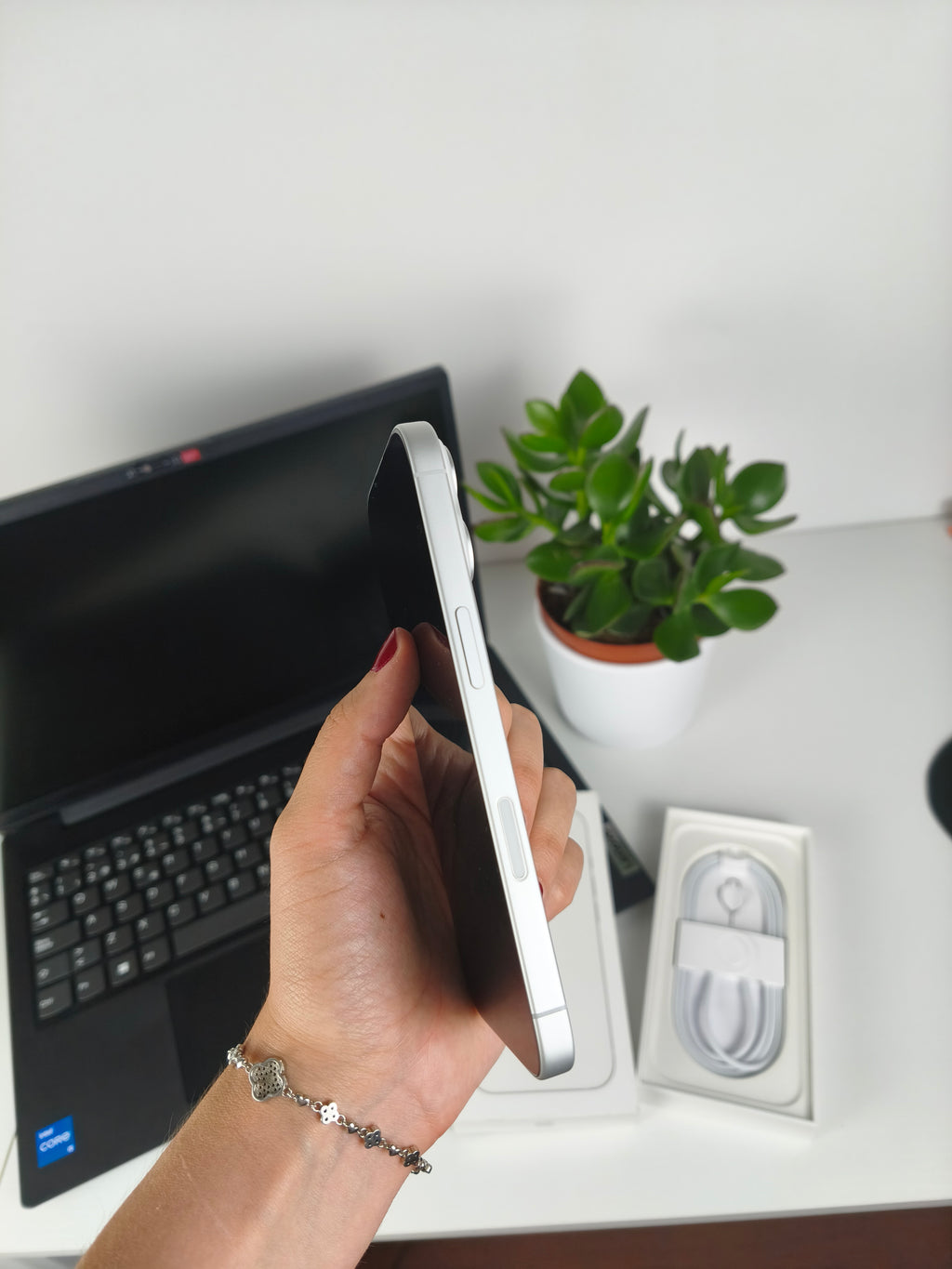 iPhone 16 128GB Blanco - Como Nuevo