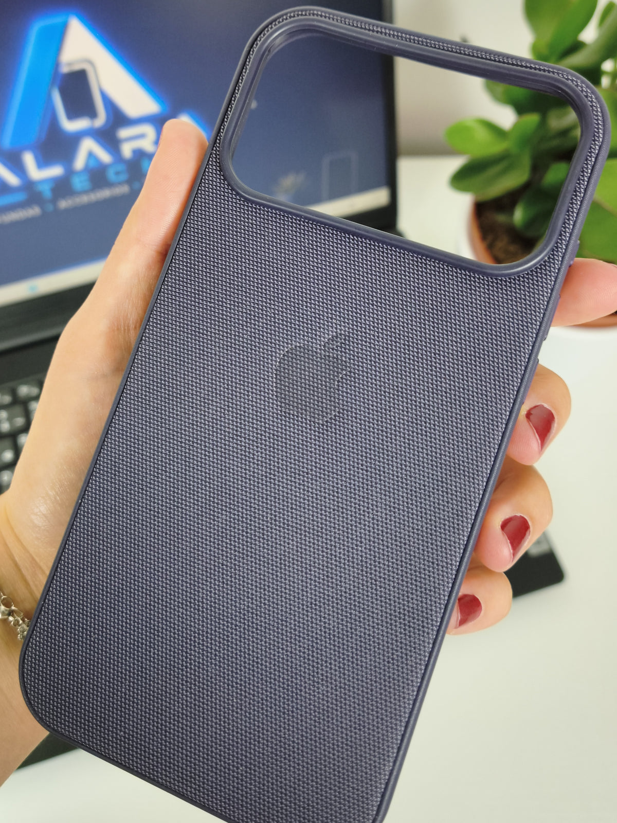 Funda TechWoven para iPhone 16 Pro / 17 Pro — Tejido Premium
