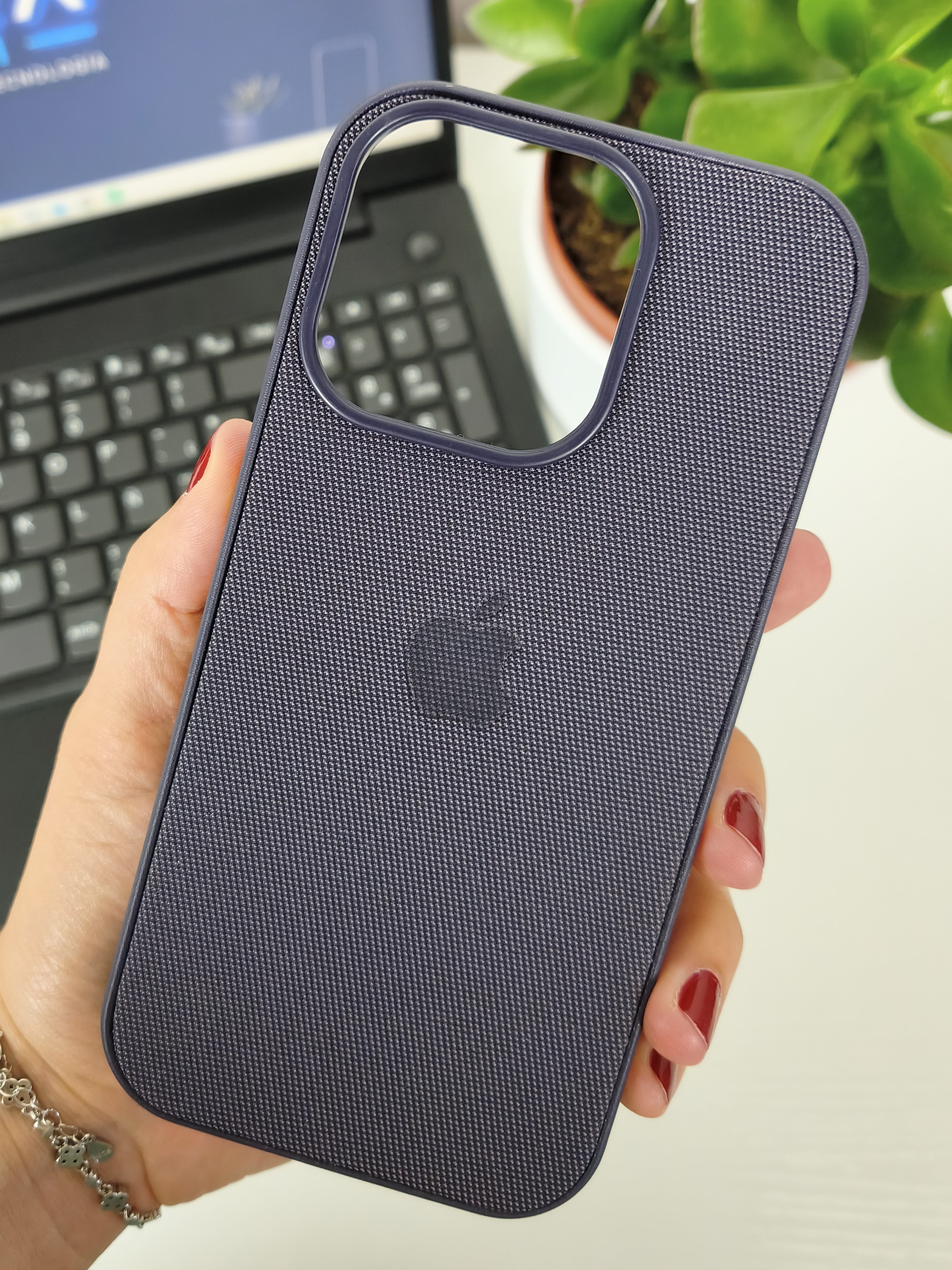 Funda TechWoven para iPhone 16 Pro / 17 Pro — Tejido Premium