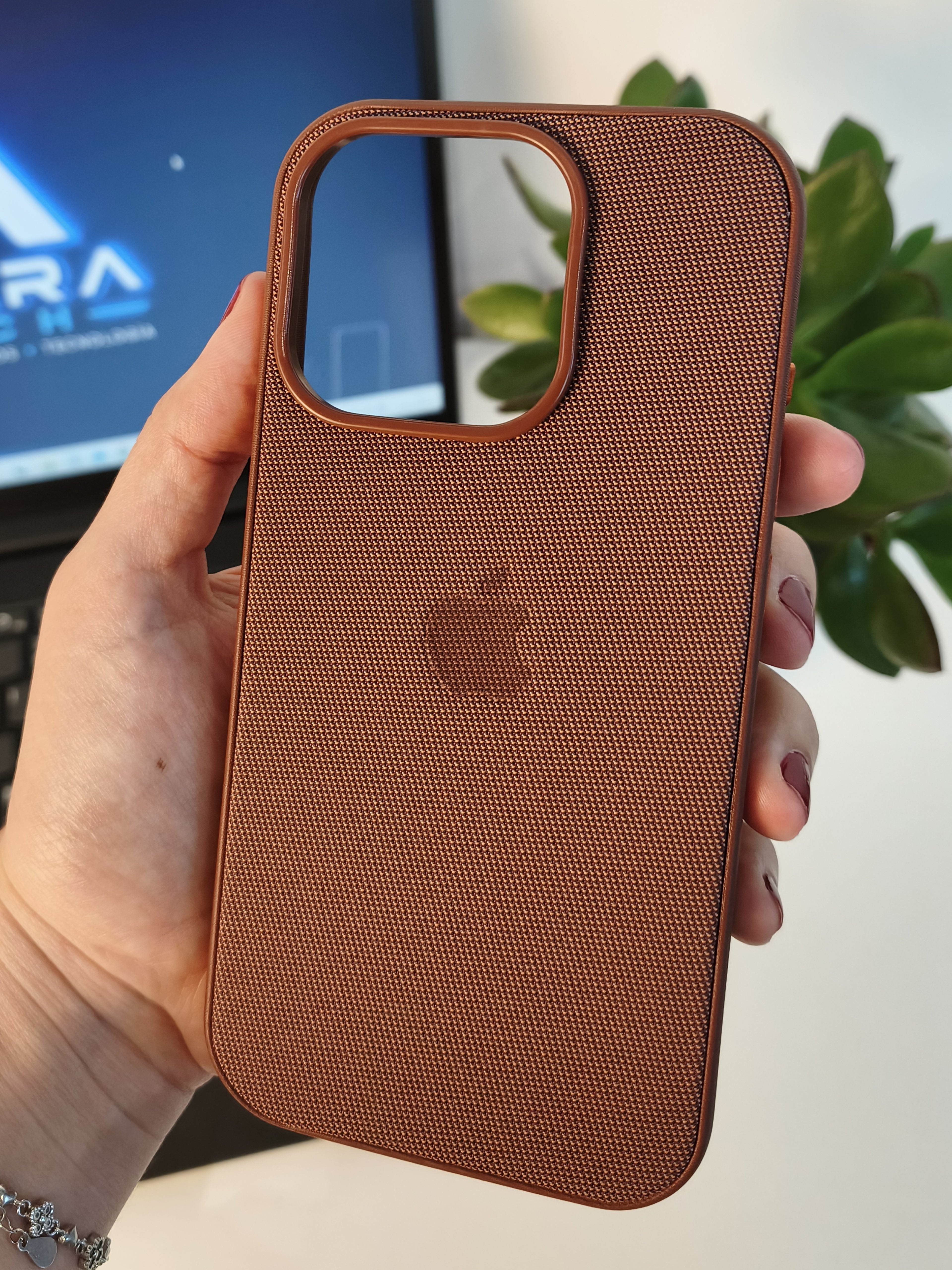 Funda TechWoven para iPhone 16 Pro / 17 Pro — Tejido Premium