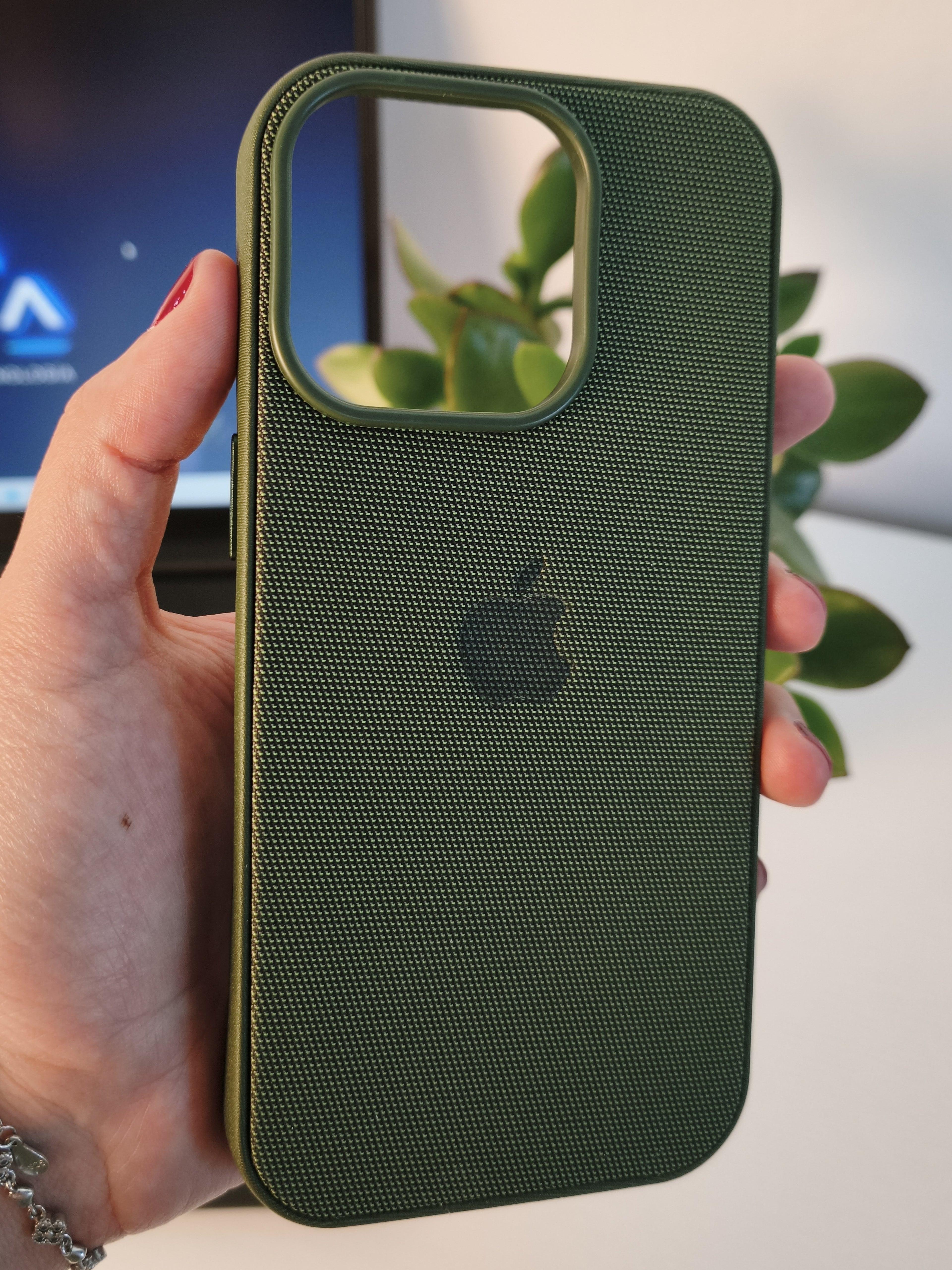 Funda TechWoven para iPhone 16 Pro / 17 Pro — Tejido Premium